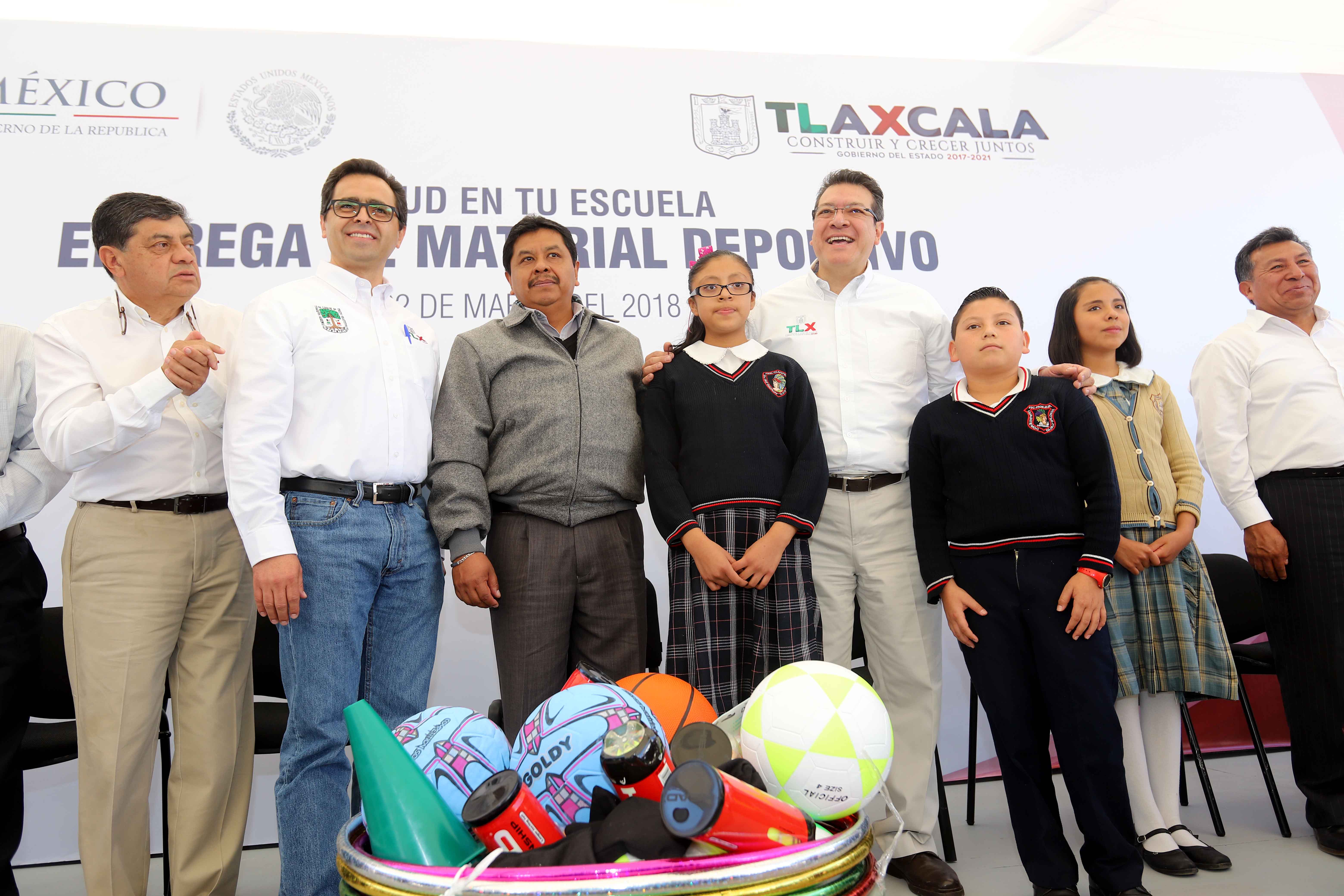 Entrega Marco Mena paquetes de  “Salud en tu escuela”